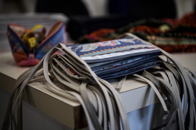 بسبب كورونا .. فرنسية تحول إنتاجها من تصميم أزياء دور الأوبرا إلى صنع الكمامات