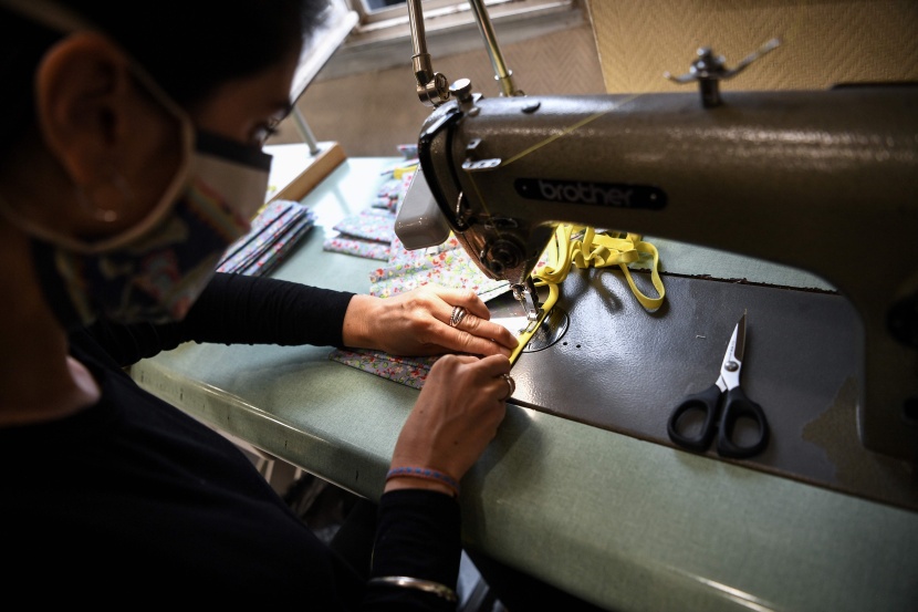 بسبب كورونا .. فرنسية تحول إنتاجها من تصميم أزياء دور الأوبرا إلى صنع الكمامات