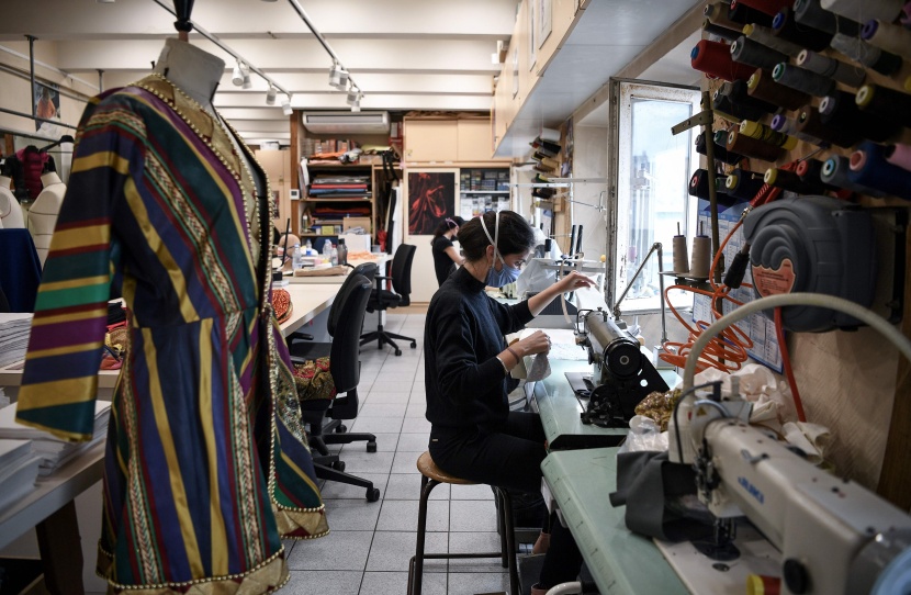 بسبب كورونا .. فرنسية تحول إنتاجها من تصميم أزياء دور الأوبرا إلى صنع الكمامات