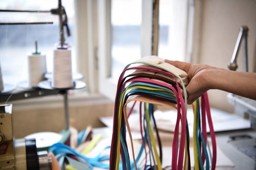 بسبب كورونا .. فرنسية تحول إنتاجها من تصميم أزياء دور الأوبرا إلى صنع الكمامات