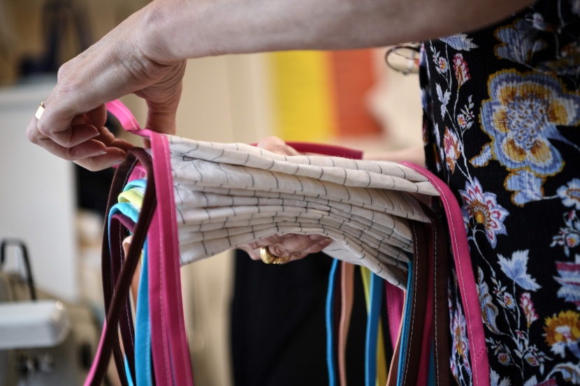 بسبب كورونا .. فرنسية تحول إنتاجها من تصميم أزياء دور الأوبرا إلى صنع الكمامات