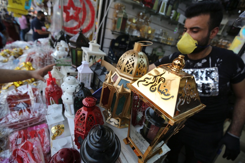 فانوس رمضان.. من الألعاب إلى قمصان الأطفال في مصر هذا العام