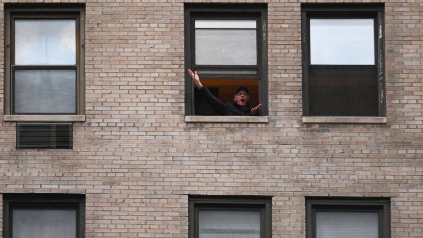 سكان نيويورك يقرعون الأواني ويغنون لأبطال جبهة كورونا