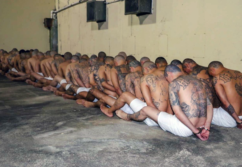 سجناء في السلفادور يخضعون للتدقيق وسط جائحة كورونا 