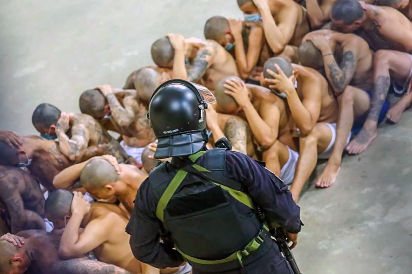 سجناء في السلفادور يخضعون للتدقيق وسط جائحة كورونا 