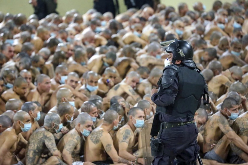 سجناء في السلفادور يخضعون للتدقيق وسط جائحة كورونا 