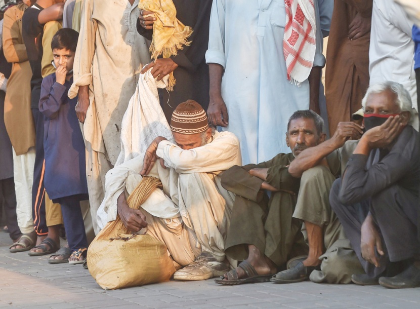 باكستانيون يصطفون من أجل الحصول على اليسير من المساعدات الغذائية في لاهور