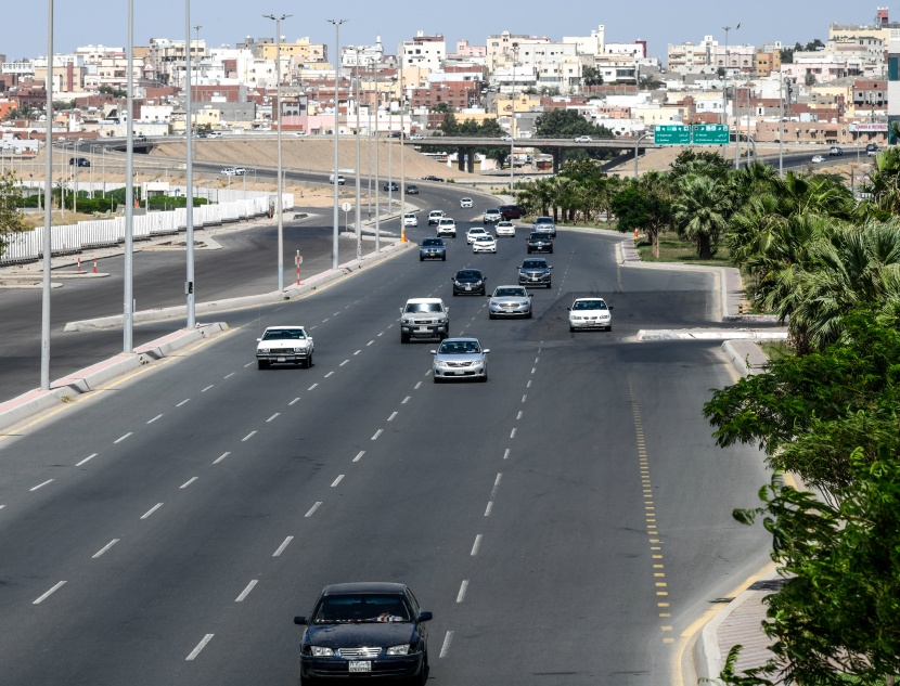 عودة الحركة إلى شوارع جدة بعد رفع منع التجول جزئيا 