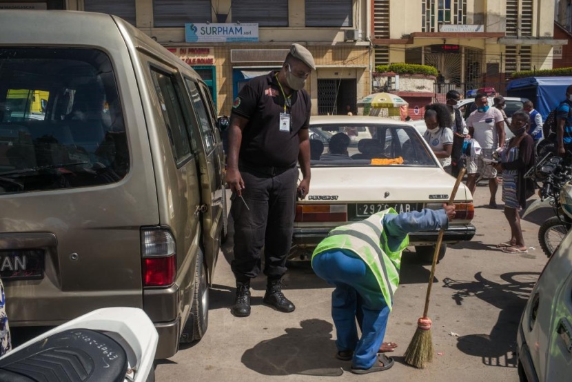 الشرطة في مدغشقر تجبر أشخاص لا يرتدون كمامات على كنس الشوارع