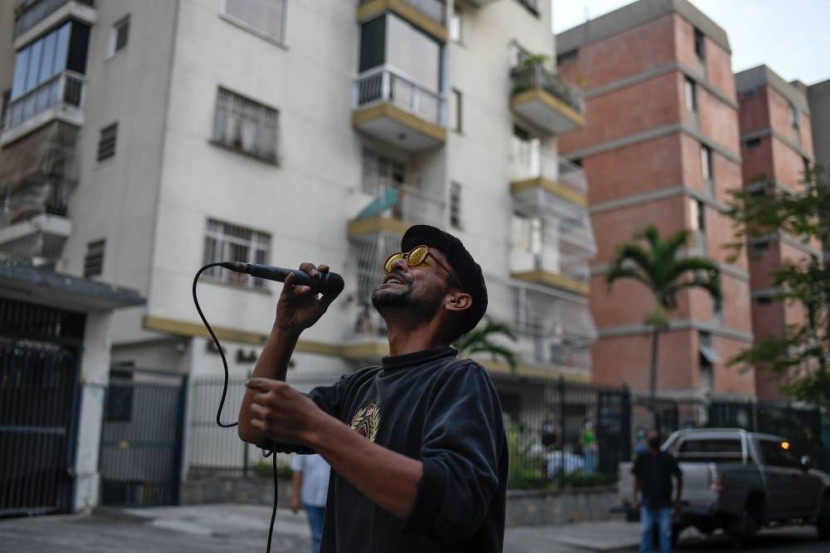 كراكاس على خطى روما .. غناء تحت الشرفات رفعا للمعنويات