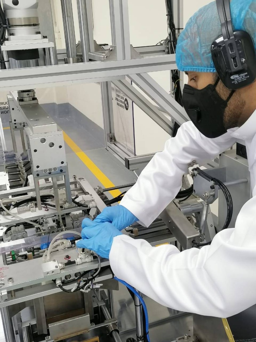 3 سعوديين يبادرون بتوزيع 100 ألف كمامة من منتجات مصنعهم مجانا