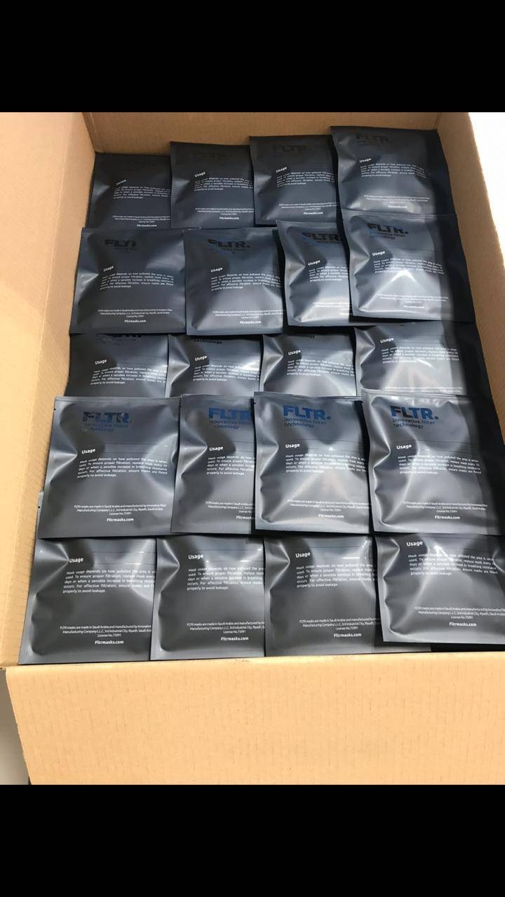 3 سعوديين يبادرون بتوزيع 100 ألف كمامة من منتجات مصنعهم مجانا