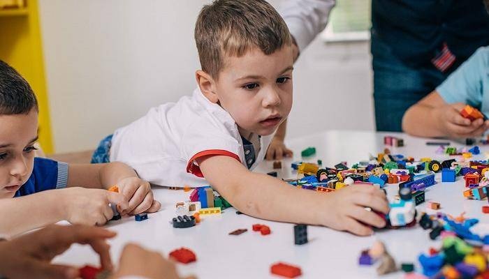 مختصون يدعون إلى تنمية مهارات التواصل الاجتماعي لأطفال اضطراب التوحد