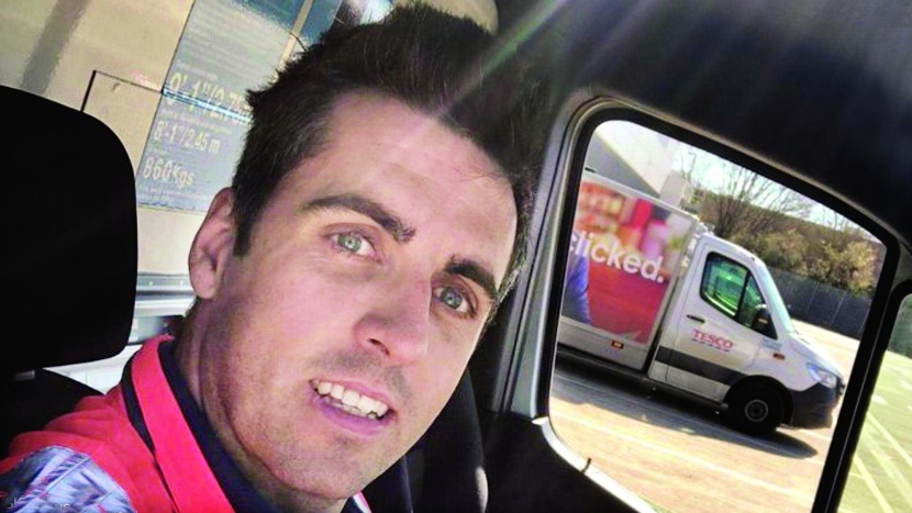     «كورونا» يحول طيارا إلى عامل توصيل  