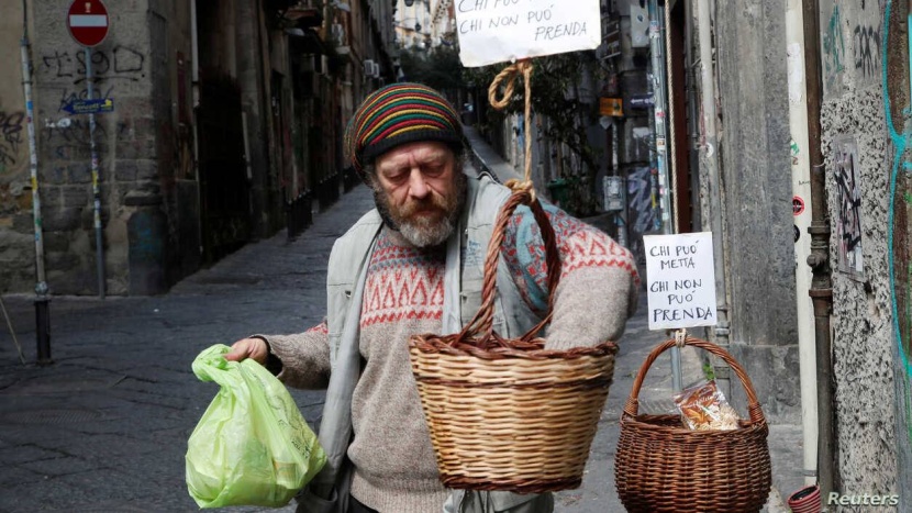 في أكثر اللحظات سريالية عبر تاريخ نابولي .. «سلال التضامن» رمز السلام