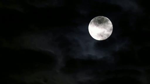 "القمر العملاق" يضيء سماء العالم المحجور صحيا