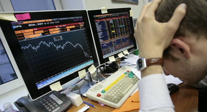 ملياردير يفقد 1.8 مليار دولار من ثروته بسبب موظف