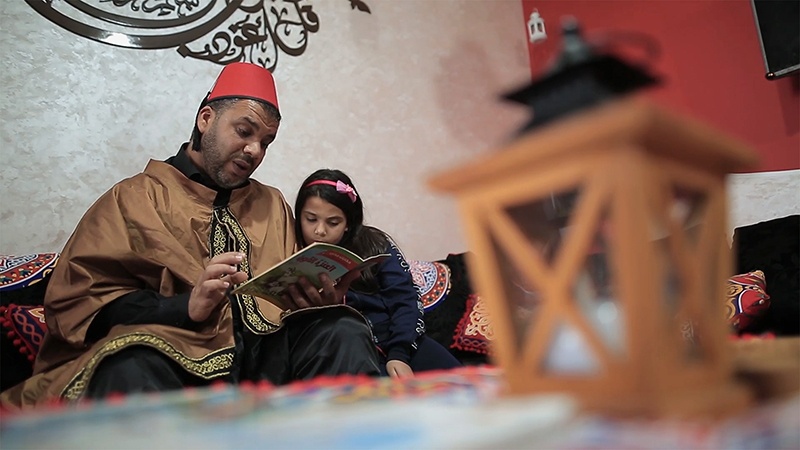 حكواتي غزة يبث قصصه للأطفال عبر الإنترنت بسبب "كورونا"