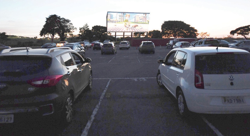 مراعاة للتباعد الاجتماعي .. حضور مهرجان ثقافي في السيارات