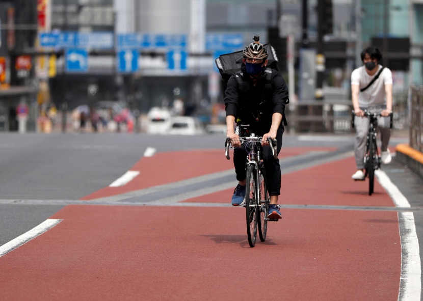 تأجيل الأولمبياد وتوقف أموال الرعاية تجبر لاعب ياباني على توصيل الأطعمة