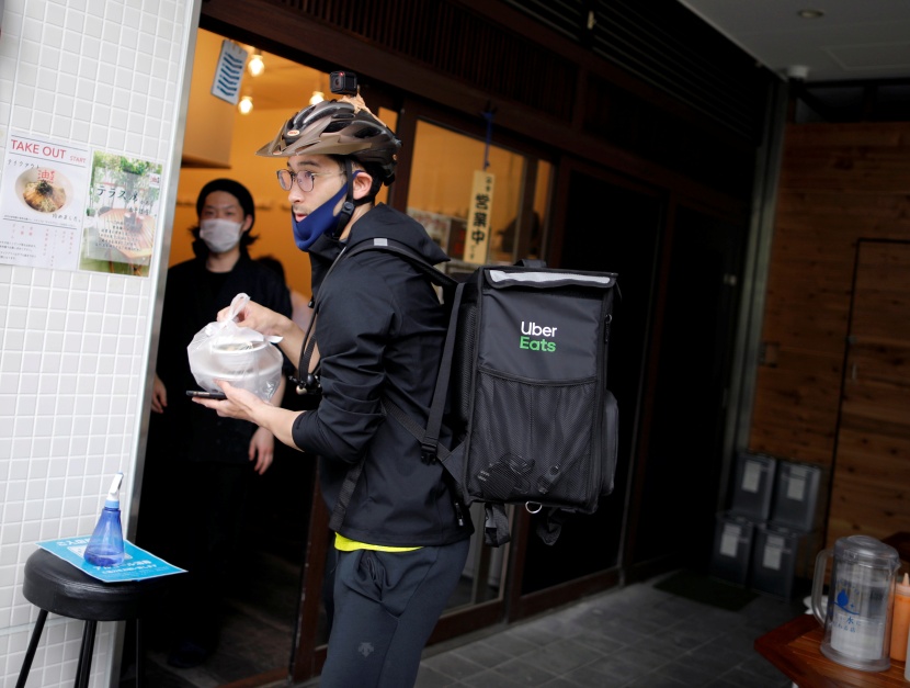 تأجيل الأولمبياد وتوقف أموال الرعاية تجبر لاعب ياباني على توصيل الأطعمة