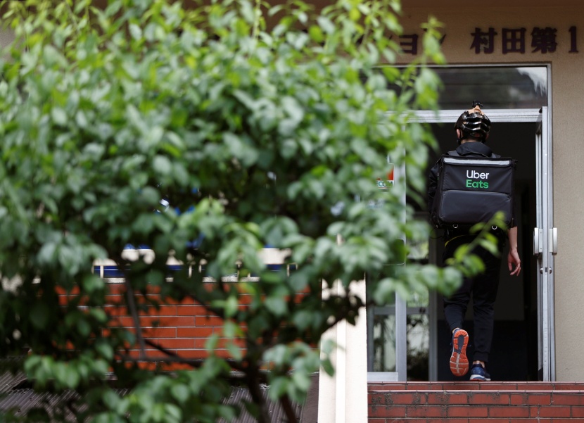 تأجيل الأولمبياد وتوقف أموال الرعاية تجبر لاعب ياباني على توصيل الأطعمة