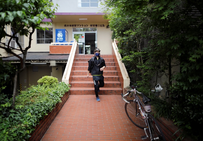 تأجيل الأولمبياد وتوقف أموال الرعاية تجبر لاعب ياباني على توصيل الأطعمة