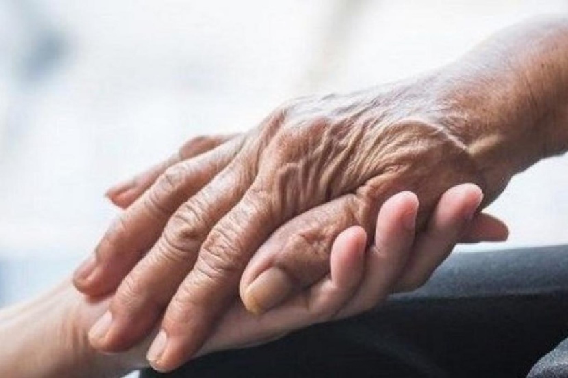 مريض بالرعاش يستعيد وظائفه بعد زرع خلايا جلدية مبرمجة في الدماغ