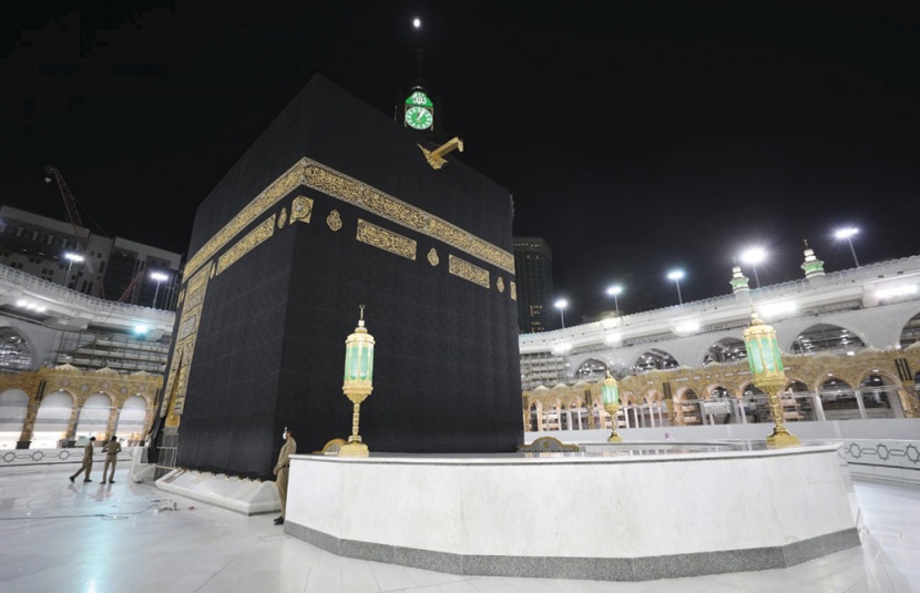 عناية متعاقبة بأصغر قطعة في الكعبة .. الميزاب