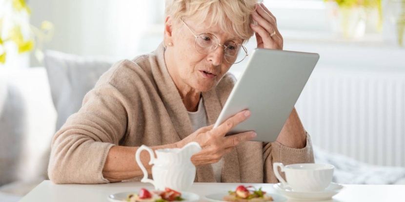كبار السن يستكشفون الإنترنت لمكافحة ملل الحجر المنزلي