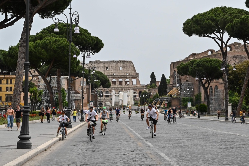 إيطاليا تستعد غدا لافتتاح المتاجر والمطاعم ضمن زيادة تخفيف قيود كورونا