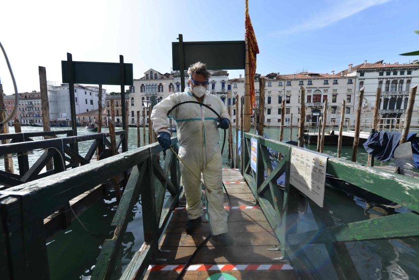 قوارب "الجندول" تعود إلى قنوات البندقية في انتظار السياح 