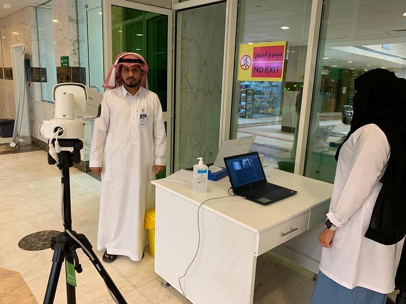 استخدام تقنية الذكاء الصناعي لفحص حرارة مراجعي مستشفى بريدة