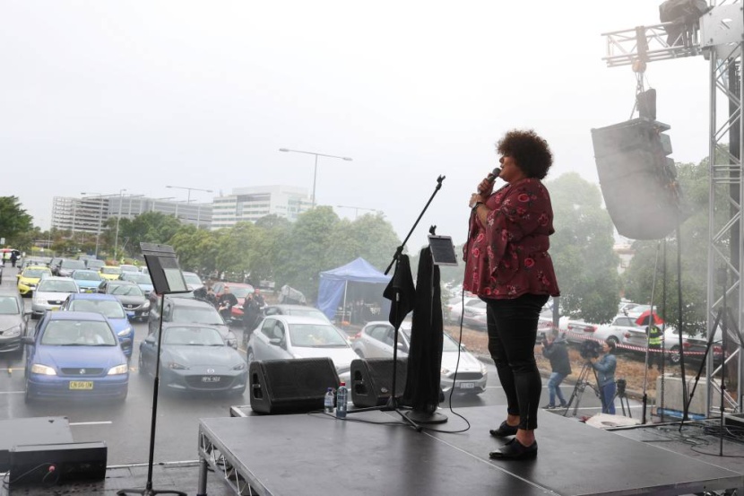 السيارات بديل قاعات الحفلات الموسيقية .. والأبواق لتحية الفنانين