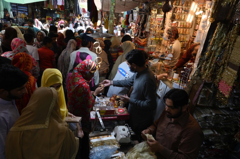 نساء يتسوقن في متجر للمجوهرات استعدادا لعيد الفطر في باكستان.