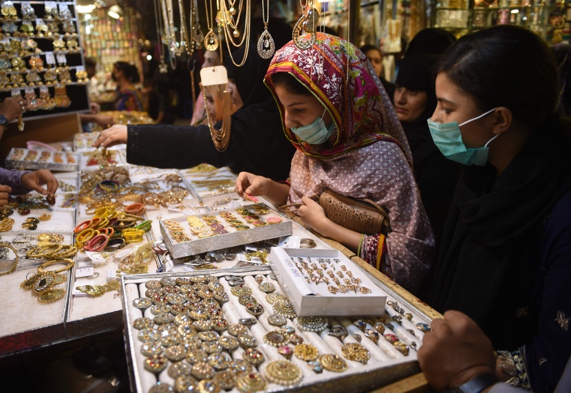 نساء يتسوقن في متجر للمجوهرات استعدادا لعيد الفطر في باكستان.
