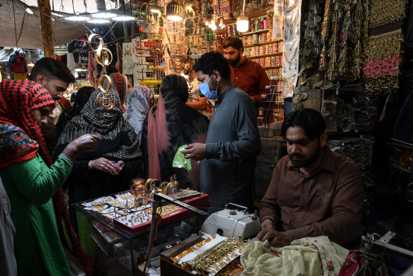 نساء يتسوقن في متجر للمجوهرات استعدادا لعيد الفطر في باكستان.