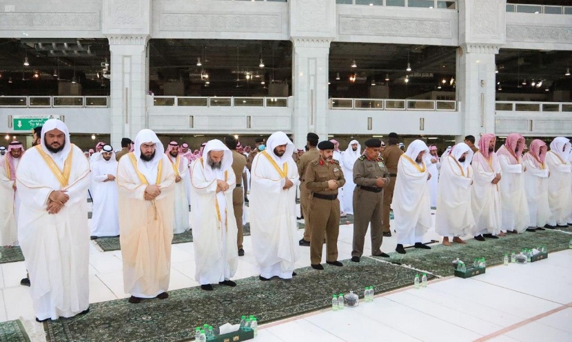 إقامة صلاة عيد الفطر في الحرمين الشريفين وفقاً للأعداد والضوابط المتبعة 