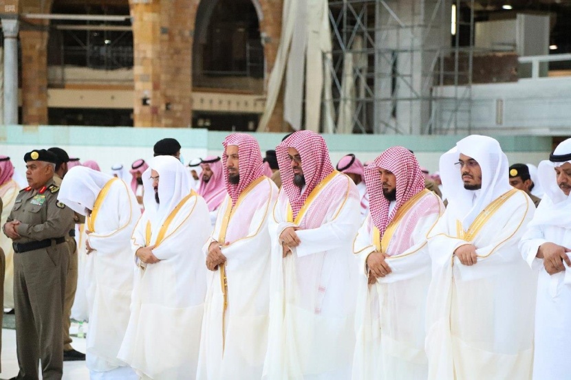 إقامة صلاة عيد الفطر في الحرمين الشريفين وفقاً للأعداد والضوابط المتبعة 