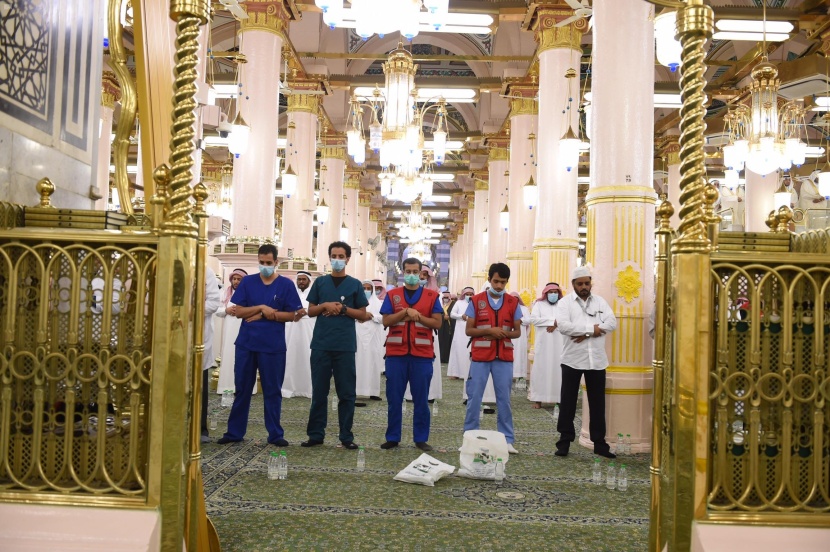 إقامة صلاة عيد الفطر في الحرمين الشريفين وفقاً للأعداد والضوابط المتبعة 