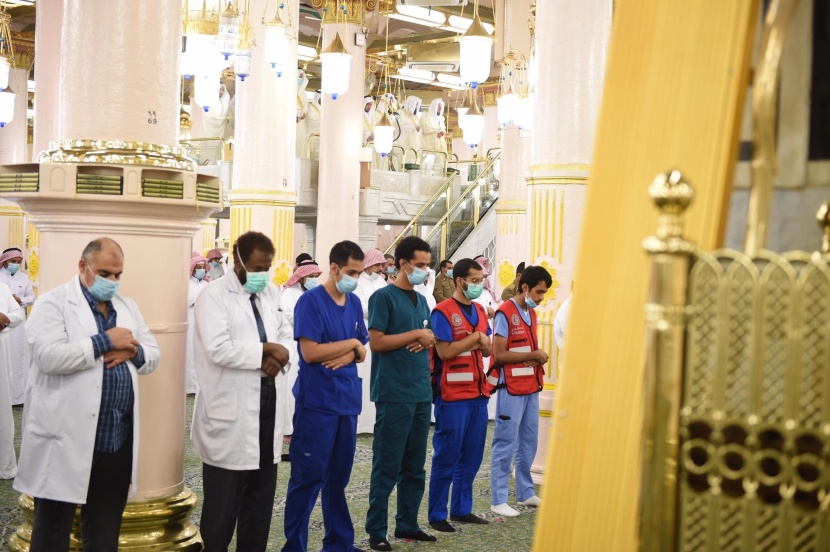 إقامة صلاة عيد الفطر في الحرمين الشريفين وفقاً للأعداد والضوابط المتبعة 