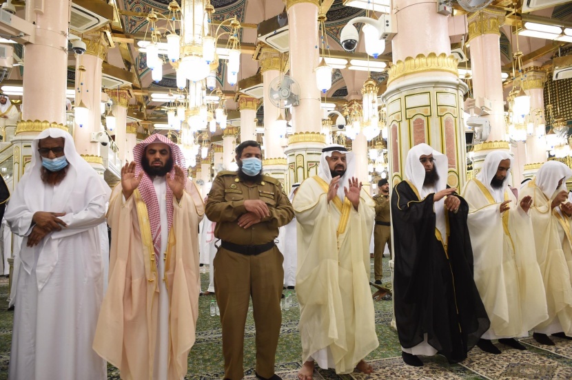 إقامة صلاة عيد الفطر في الحرمين الشريفين وفقاً للأعداد والضوابط المتبعة 