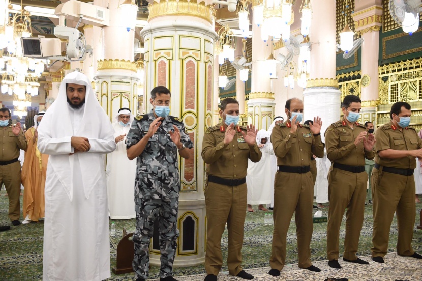 إقامة صلاة عيد الفطر في الحرمين الشريفين وفقاً للأعداد والضوابط المتبعة 