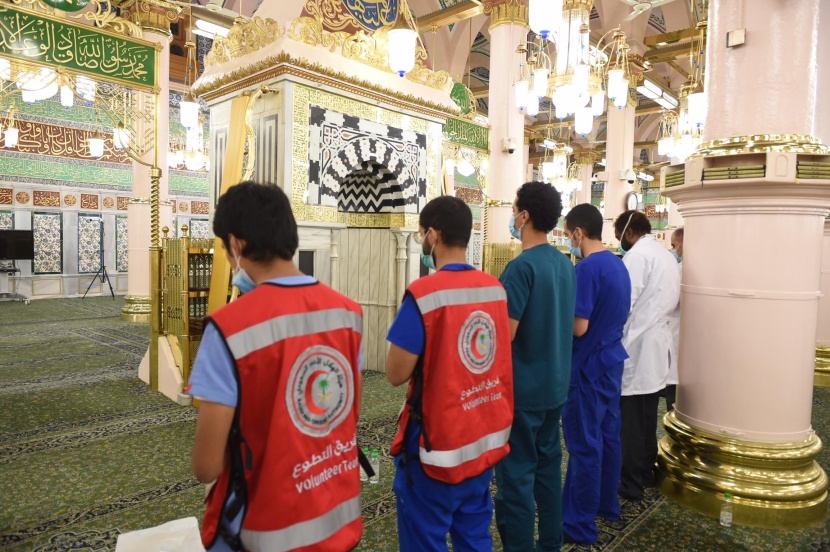 إقامة صلاة عيد الفطر في الحرمين الشريفين وفقاً للأعداد والضوابط المتبعة 