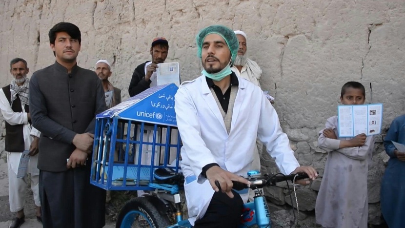 أفغاني يجوب القرى على دراجته الهوائية للتوعية بأهمية الوقاية من كورونا 