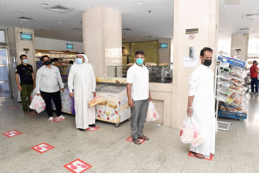 السعوديون يستبشرون بعودة الحياة إلى طبيعتها ويؤكدون «كلنا مسؤول»