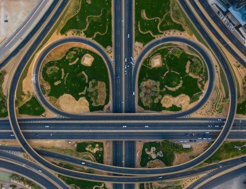 الرياض تشهد التزام المواطنين والمقيمين بمنع التجول الكلي في أيام العيد. 