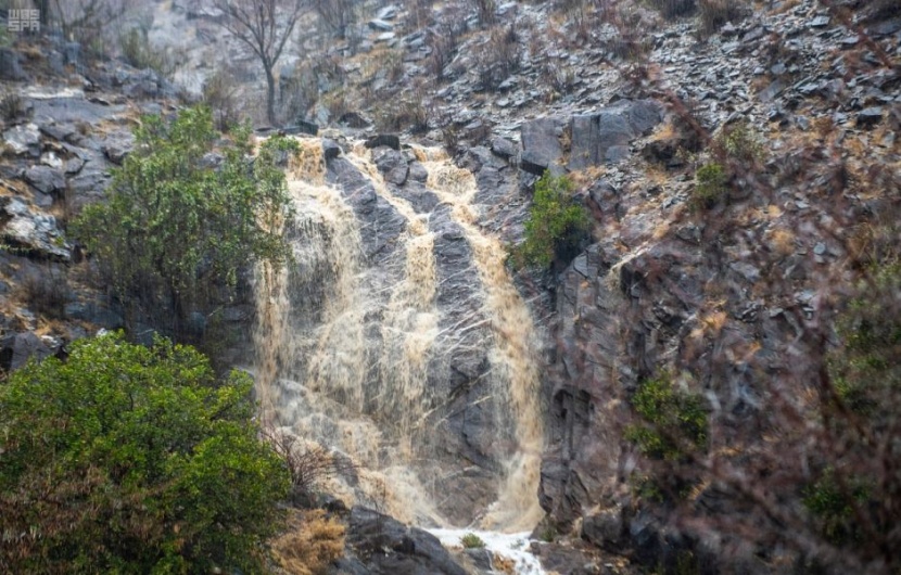مصحوبة بزخات من البرد .. الأمطار تواصل هطولها على "عسير" 