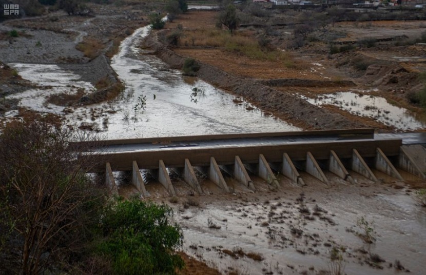 مصحوبة بزخات من البرد .. الأمطار تواصل هطولها على "عسير" 
