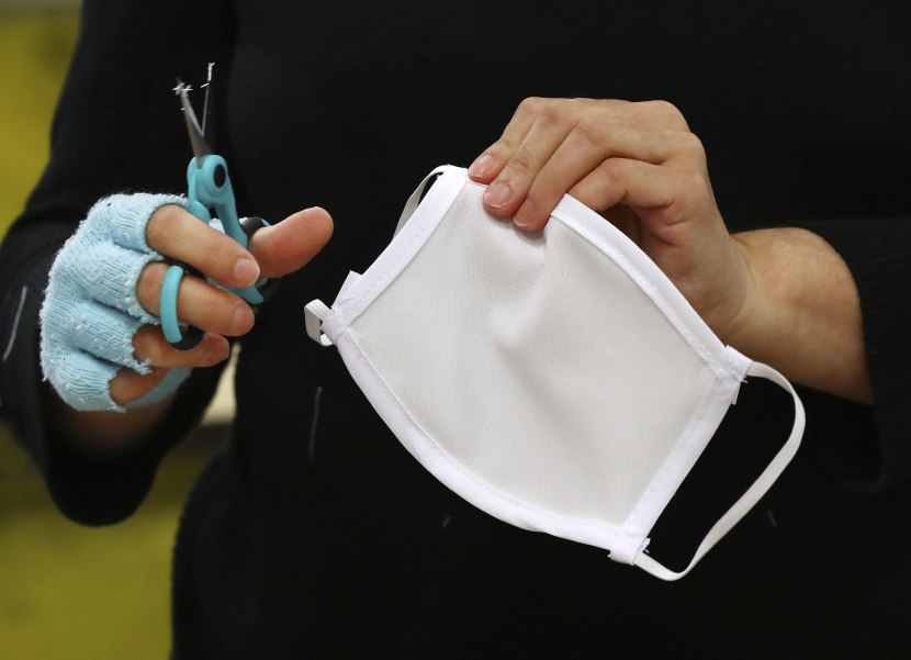  نساء يعملن في ورش مؤقتة لإنتاج أقنعة للوجه في جورجيا .